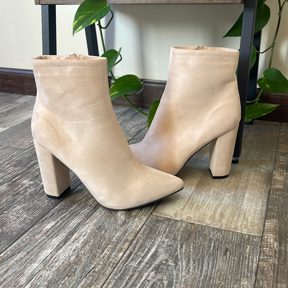 Women’s size 9 zip up, healed boots. Cream Suede